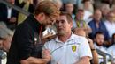 Pelatih Liverpool, Jurgen Klopp (kiri) bersalaman dengan pelatih Burton Albion, Nigel Clough pada putaran kedua piala Liga Inggris di Pirelli Stadium, Burton-on-Trent, (24/8/2016) dini hari WIB.  (AFP/Oli Scarf)