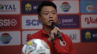 Pelatih Timnas&nbsp;Hongkong U-20, Cheung Kin Fung memberikan keterangan pers jelang pertandingan Kualifikasi Grup F Piala Asia U-20 2023 di Surabaya, Selasa (13/9/2022). (Bola.com/Ikhwan Yanuar)