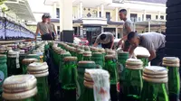 Ribuan botol miras dan ribuan liter miras oplosan disita dalam razia di Cilacap, sepekan akhir April 2018. (Foto: Liputan6.com/Muhamad Ridlo)