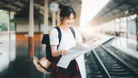Perempuang menggunakan tas ransel/copyrightshutterstock/Jirapong Manustrong