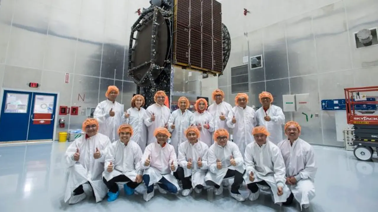 Menteri BUMN Rini Soemarno dan Dirut Telkom Indonesia Alex Sinaga meninjau langsung Satelit Merah Putih di SpaceX, Cape Canaveral Air Force Station, Florida. (Dok Kementerian BUMN)