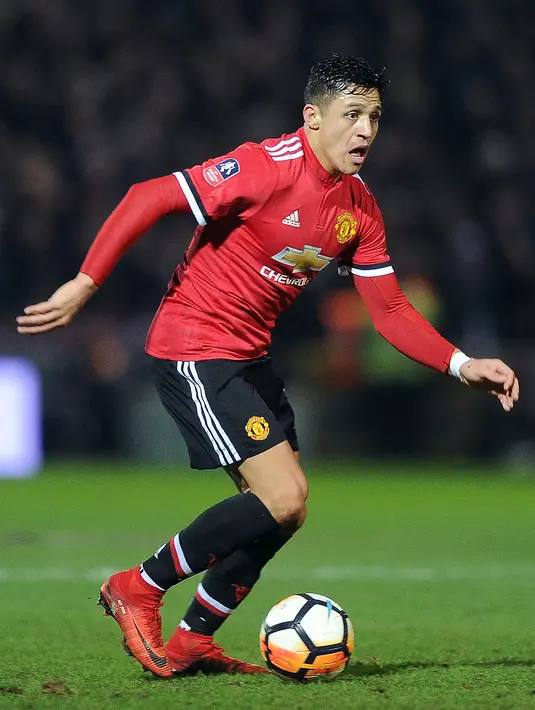 Penyerang MU, Alexis Sanchez membawa saat bertanding melawan Yeovil Town pada putaran keempat Piala FA di Huish Park di Yeovil, Somerset (26/1). Usai laga, MU membuat pemungutan suara di Twitter untuk menentukan siapa pemain terbaik mereka. (AFP Photo)