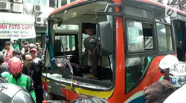 Akibat rem blong metro mini jurusan Ciledug-Blok M menghantam 1 minibus dan 2 motor. Satu orang tewas dalam kecelakaan tersebut