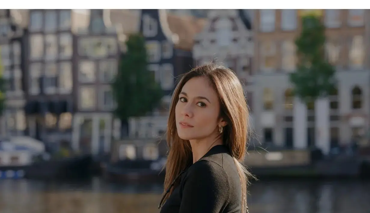 Potret Wulan Guritno yang tampak anggun dengan latar belakang bangunan khas kota Amsterdam. (Foto: Instagram/ wulanguritno)