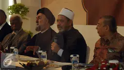 Grand Sheikh Al Azhar, Ahmed Al-Thayyeb (kedua kanan) bersama M Quraish Shihab saat mengunjungi Pusat Studi Al Quran di Pondok Cabe, Tangerang, Selasa (23/2/2016). Ahmed Al-Thayyeb melakukan kunjungan 4 hari di Indonesia. (Liputan6.com/Helmi Fithriansyah)