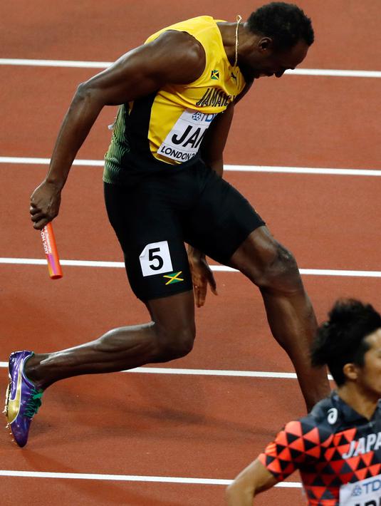 Pelari asal Jamaika, Usain Bolt terpincang-pincang sambil memegang paha kirinya sebelum terjatuh dan cedera di final 4x100 meter pada Kejuaraan Dunia Atletik di London, Sabtu (12/8). Usain Bolt gagal menutup kariernya dengan indah. (AP/Frank Augstein)