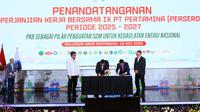 Direktur Utama PT Pertamina (Persero) Simon Aloysius Mantiri bersama Presiden Federasi Serikat Pekerja Pertamina Bersatu (FSPBB) PT Pertamina (Persero), Arie Gumilar melakukan penandatangan Perjanjian Kerja Bersama (PKB) IX periode 2025 - 2025 yang disaksikan oleh Menteri Ketenagakerjaan, Yassierli dan Komisaris Utama PT Pertamina (Persero), Mochamad Iriawan yang diselenggarakan di Ballroom Grha Pertamina, Jakarta, Senin, (19/05/2025).