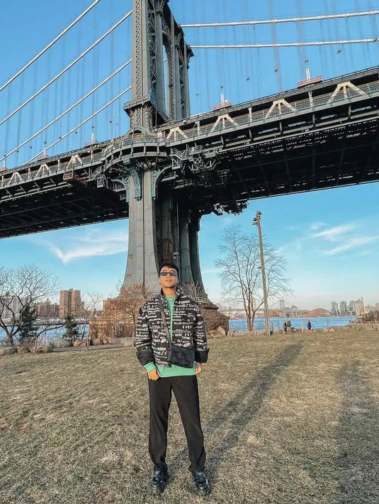 Penyanyi yang baru menikah ini pun mengenakan outfit jaket bermotif hitam dari Balenciaga, dipadukan inner long slevee warna hijau dan celana hitamnya. @vidialdiano