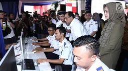 Menhub Budi Karya Sumadi meninjua aplikasi sistem perizinan yang diluncurkan di Jakarta (16/7). Sistem ini memudahkan perusahaan maupun masyrakat dalam mengajukan permohonan izin penyelenggaraan. (Liputan6.com/Herman Zakharia)