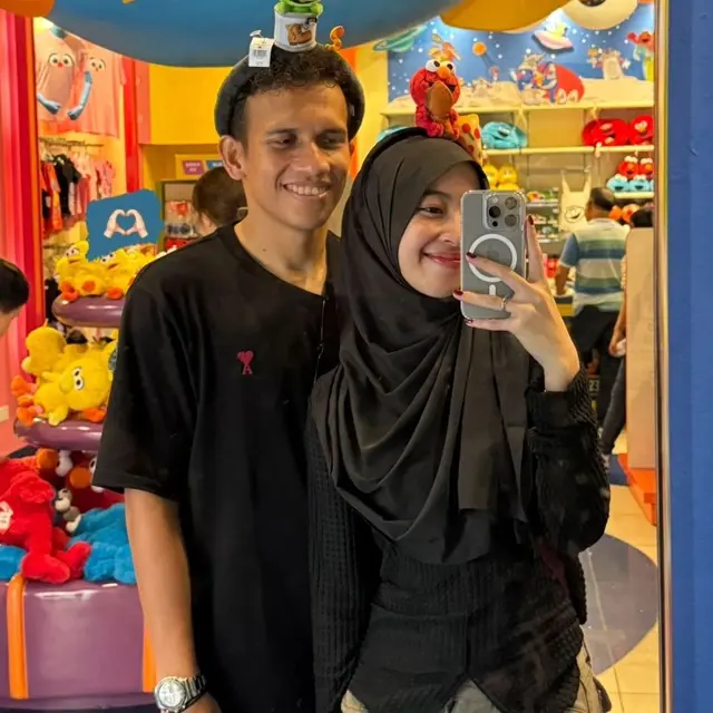 7 Potret Adiba Khanza dan Egy Maulana Liburan Bareng, Kompak Pakai Jersey