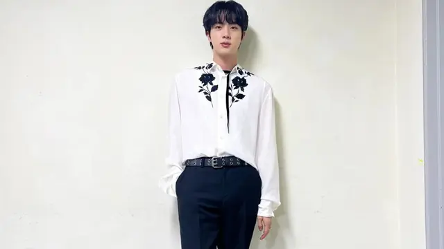 Gaya Kasual Jin BTS dengan Outfit Putih, Pancarkan Aura Menawan