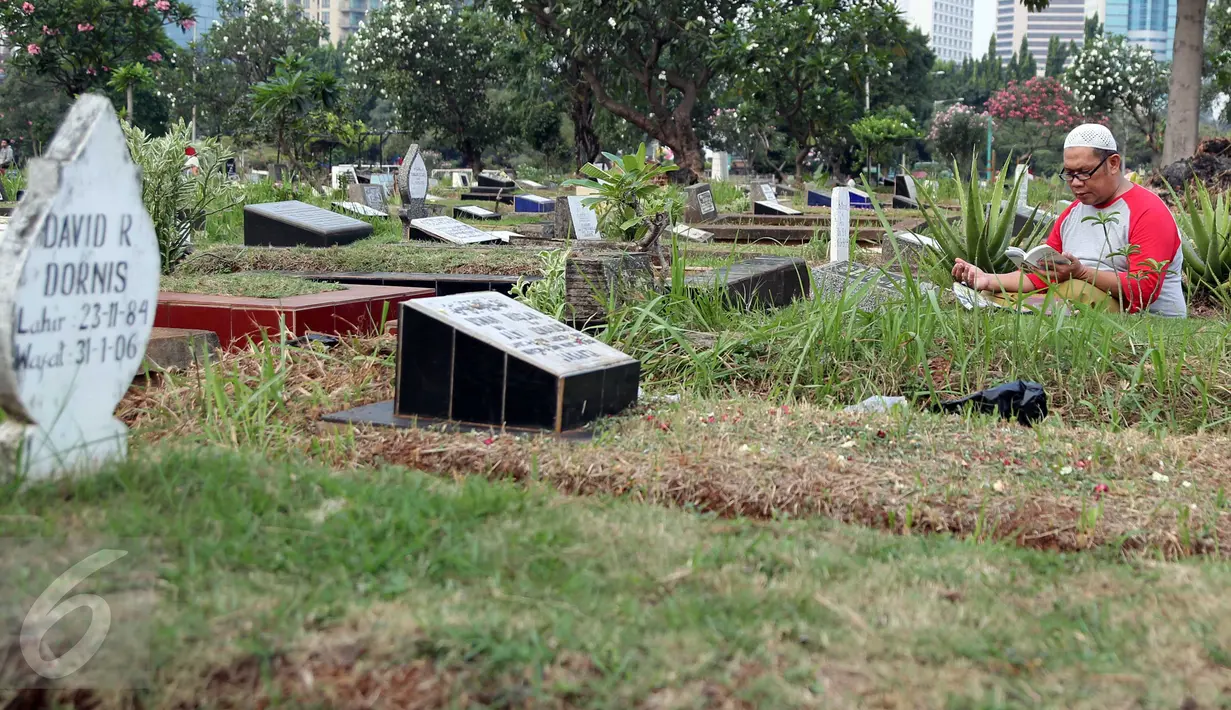 Warga berdoa ketika ziarah kubur di Tempat Pemakaman Umum (TPU) Karet Bivak, Jakarta, Minggu (14/6/2015). Menjelang bulan Ramadan umat muslim melakukan ziarah kubur untuk mendoakan keluarga dan kerabatnya yang telah wafat. (Liputan6.com/Helmi Afandi)
