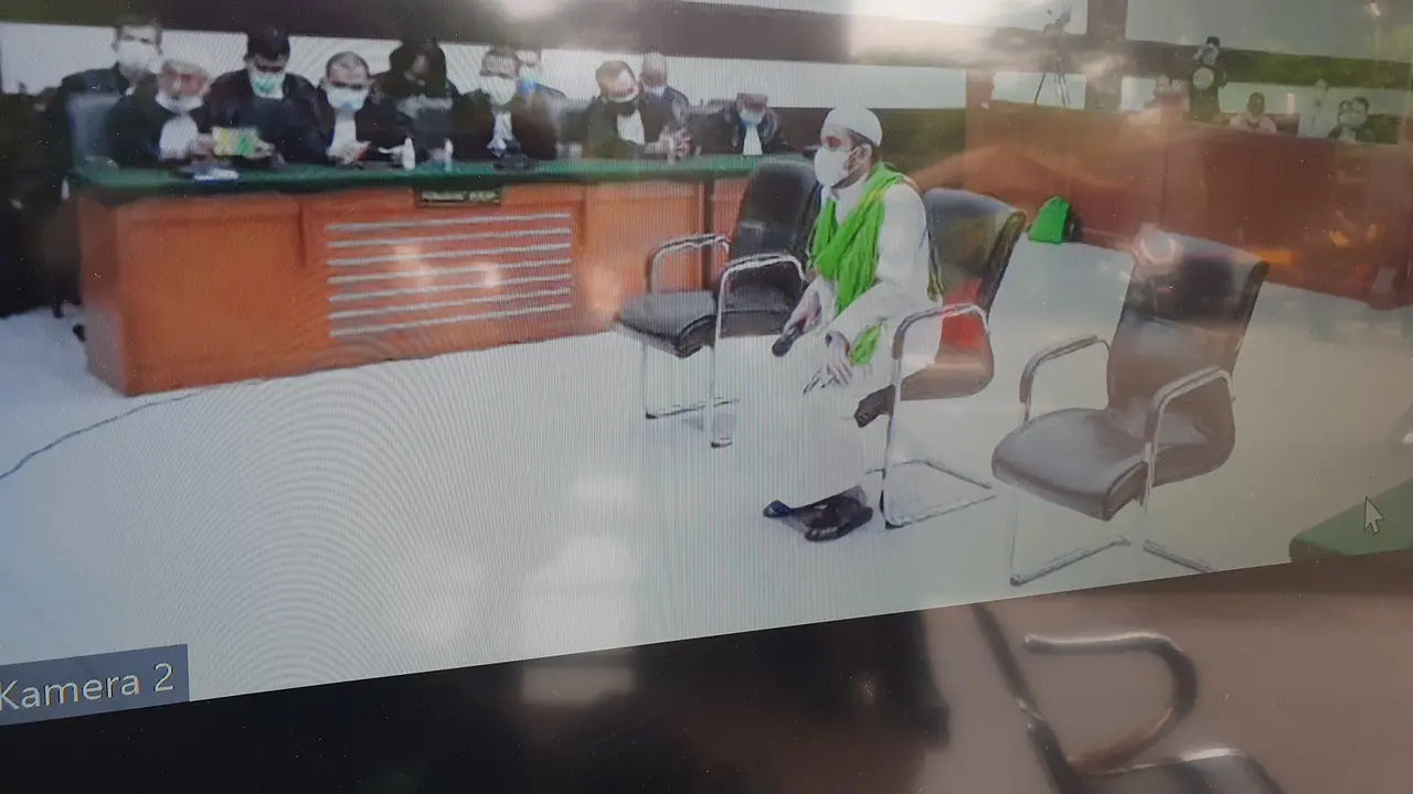 Menantu Rizieq Shihab, Hanif Alatas saat mengikuti sidang vonis di Pengadilan Negeri Jakarta Timur