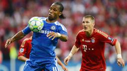 Pada 2012 dia hijrah ke Tiongkok untuk membela Shanghai Shenhua. Namun, pada 2014 ia kembali ke Chelsea di era kedua Mourinho. Pada musim itu dia sukses mempersembahkan satu gelar Premier League. Total Drogba tampil dalam 381 laga bagi Chelsea dengan torehan 164 gol. (Foto: AFP/Patrik Stollarz)