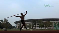 Atlet putra Indonesia, Hafiz melakukan gerakan lemparan saat sesi latihan di Stadion Madya, Jakarta, Kamis (7/6/2018). Latihan tersebut merupakan bagian dari persiapan Asian Games 2018. (Bola.com/Nick Hanoatubun)