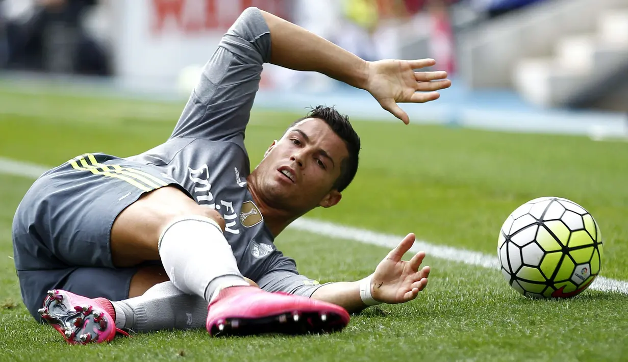 Crsitiano Ronaldo dijatuhkan pemain Espanyol dalam lanjutan La Liga Spanyol di Stadion Cornella El Prat, Espanyol. Sabtu (12/9/2015). (EPA/Alejandro Garcia) 