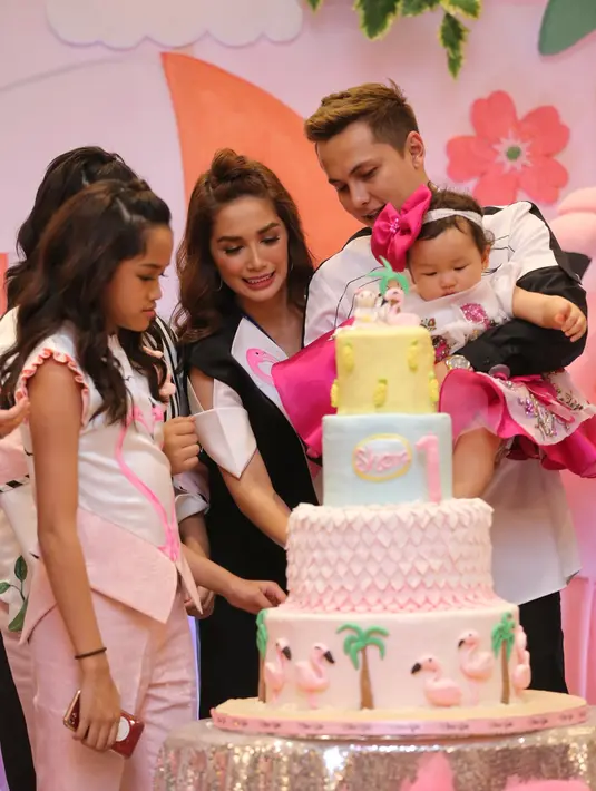 Kemeriahan ulang tahun anak Ussy Sulistiawati dan Andhika Pratama, Sheva Elmira Lorrenia, berlangsung sangat meriah. Sederet selebriti pun hadir di dalamnya membawa anak-anak mereka. (Adrian Putra/Bintang.com)