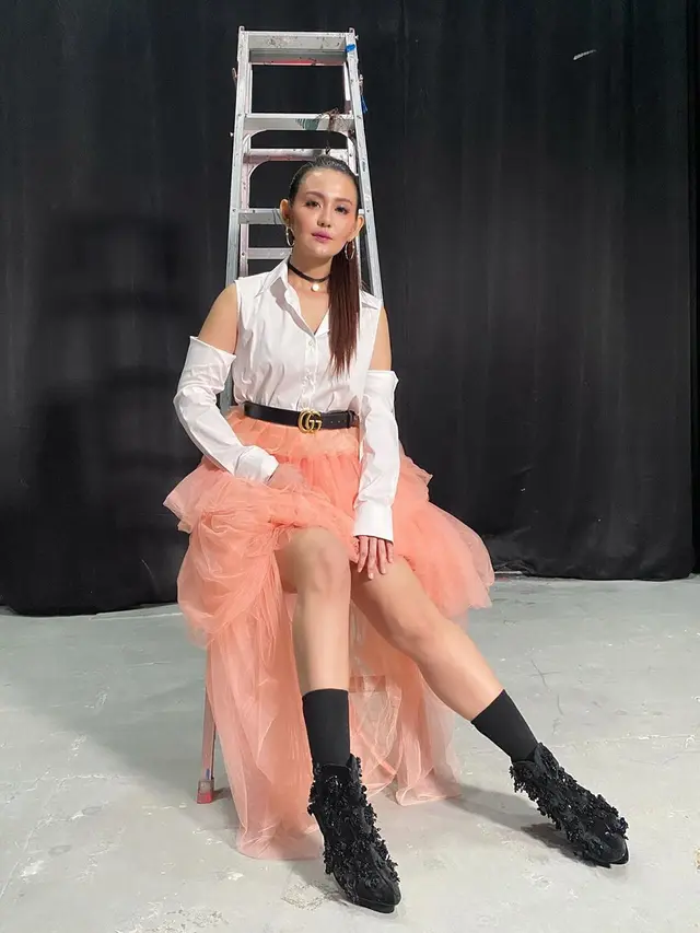 Rilis Single Lagu, Ini 7 Pemotretan Juliana Moechtar yang Curi Perhatian