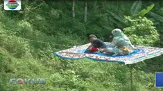 Di tempat wisata ini pengunjung dapat menikmati keindahan alam sambil bermain berbagai macam wahana termasuk karpet terbang.