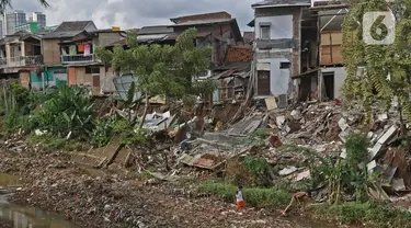 Anak-anak sedang bermain di bantaran kali Ciliwung kawasan Matraman Dalem, Jakarta, Selasa (3/3/2020). Rumah amblas akibat hujan lebat yang mengguyur Ibu kota. (Liputan6.com/Hermaan Zakharia)