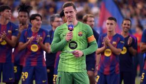 Kiper Barcelona asal Jerman, Marc-Andre Ter Stegen, menyampaikan pidato sebelum pertandingan Piala Joan Gamper ke-60 antara FC Barcelona dan Como 1907 di Stadion Johan Cruyff, Barcelona, pada 10 Agustus 2025. (Josep LAGO/AFP)