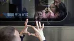 Nicolai (41) dari Ukraina mengucapkan selamat tinggal kepada putrinya Elina (4) dan istrinya Lolita yang berada dalam kereta menuju Polandia untuk melarikan diri dari perang di stasiun kereta di Lviv, Ukraina, 15 April 2022. Serangan Rusia ke Ukraina memasuki hari ke-51. (AP Photo/ Emilio Morenatti)