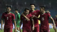 Para pemain Timnas Indonesia U-19 merayakan gol yang dicetak Egy Maulana Vikri ke gawang Kamboja U-19 pada laga persahabatan di Stadion Patriot, Bekasi, Rabu (4/10/2017). Indonesia menang 2-0 atas Kamboja. (Bola.com/Vitalis Yogi Trisna)