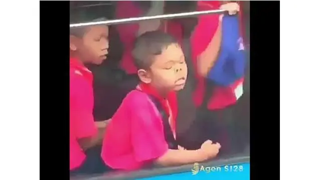 6 Kelakuan Kocak Bocah Ngintip Lewat Jendela Ini Bikin Ketawa