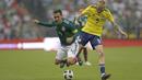 Pemain Meksiko, Rafael Marquez (kiri) saat berebut bola dengan pemain Skotlandia, Oliver McBurnie pada laga uji coba di Azteca Stadium, Meksiko City, (2/6/2018). Meksiko menang 1-0.  (AP/Rebecca Blackwell)