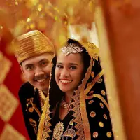 Dalam sidang perdana, pemeran dalam sitkom Okjek itu hadir sekitar pukul 09.00 WIB. Pemeran sinetron Operation Wedding The Series (2015) itu hadir didampingi kuasa hukumnya. (Instagram/cqawaode)