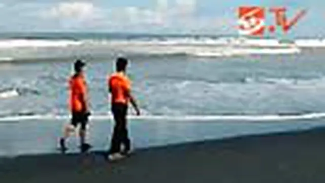 Seorang warga hilang akibat terseret arus deras gelombang yang tingginya mencapai lima meter di pantai Pasut, Tabanan, Bali. 