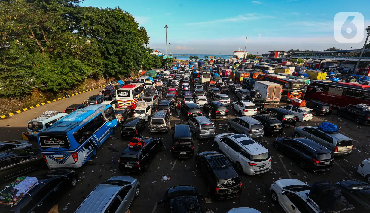 Pengalihan arus mudik kendaraan roda empat ke Pelabuhan Ciwandan karena dianggap cukup kondusif. Pelabuhan dinilai mampu menampung para pemudik yang menggunakan angkutan pribadi roda empat. (Liputan6.com/Angga Yuniar)