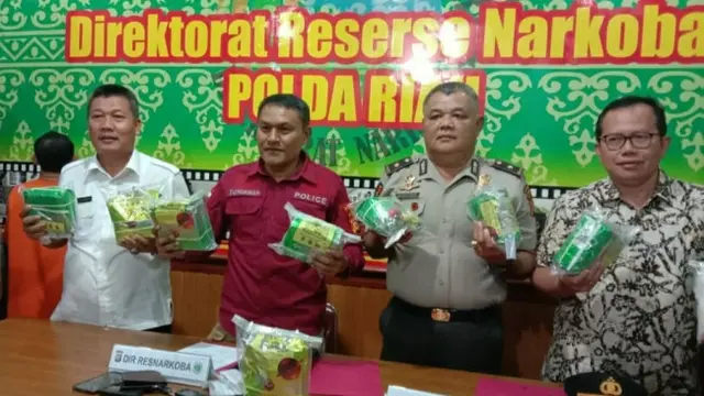 Direktur Reserse Narkoba Polda Riau Kombes Suhirman memperlihatkan barang bukti sabu yang disita dari dua tersangka.