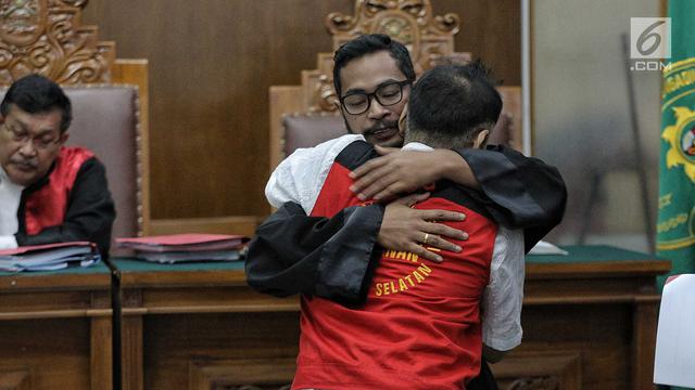 Hadiri Sidang, Tio Pakusadewo Banyak Menunduk