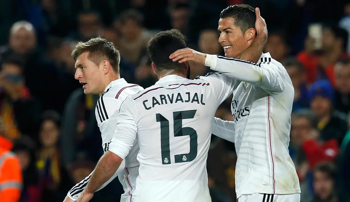 Penyerang Real Madrid, Cristiano Ronaldo merayakan selebrasi bersama rekan setimnya usai mencetak gol pada laga Liga Spanyol di Stadion Nou Camp, Senin (23/3/2015). Barcelona Menang 2-1 atas Real Madrid. (Reuters/Albert Gea)