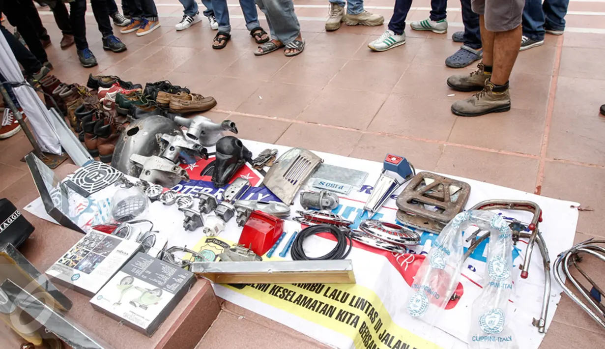 Pengunjung melihat-lihat barang antik di pagelaran 'Jakarta Vintage Weekend Market', Tugu Proklamasi, Jakarta, Minggu (20/12/2015). Kegiatan ini dalam rangka mengumpulkan sumbangan untuk para veteran yang hidup miskin. (Liputan6.com/Faizal Fanani)