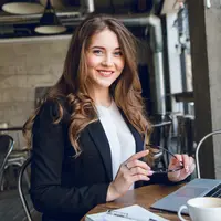 ilustrasi perempuan bekerja/photo created by lookstudio - www.freepik.com