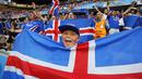 Suporter cilik bersama ribuan fans Islandia merayakan kemenangan timnya atas Inggris pada babak 16 besar Piala Eropa 2016 di Stade de Nice, Nice, Prancis, Selasa (28/6/2016) dini hari WIB. Islandia menang 2-1. (EPA/Sebastein Nogier)