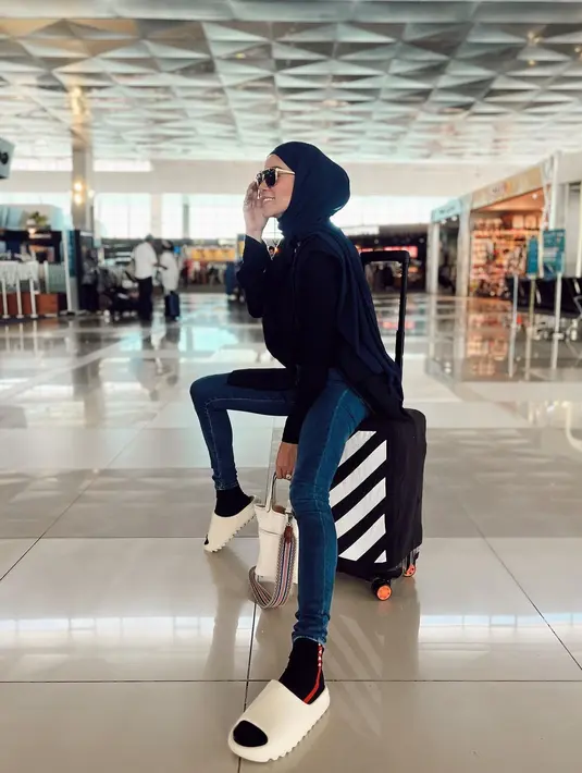 Kini Olla Ramlan dikenal netizen makin kurus namun penampilannya justru disebut makin membuatnya awet muda. Rutin olahraga jadi andalan Olla Ramlan menjaga penampilan. (Liputan6.com/IG/@ollaramlan).