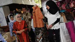 Istri Wakil Presiden, Mufidah Jusuf Kalla (tengah) melihat pameran hasil kerajinan 41 tahun IWAPI di Kementerian Perindustrian, Jakarta, Kamis (10/3/2016). 41 tahun IWAPI dimeriahkan dengan pameran produk kerajinan. (Liputan6.com/Helmi Fithriansyah)