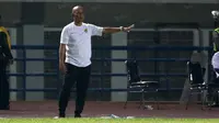 Herrie Setiawan saat memimpin tim Persib Bandung melawan Mitra Kukar di ajang Torabika SC 2016. Persib Bandung Menang 2-1. (Bola.com/Nicklas Hanoatubun)
