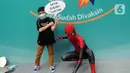 Murid SD foto dengan Spiderman saat pelaksanaan vaksinasi COVID-19 dosis kedua di Sekolah Al-Azhar, BSD, Tangerang Selatan, Banten, Senin (17/1/2022). Sebanyak 450 murid divaksin dengan melibatkan tokoh Spiderman untuk menghibur sekaligus menghilangkan rasa takut anak-anak. (merdeka.com/Arie Basuki)