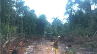 Pembuatan jalan desa terisolasi Bagan Asam ditargetkan rampung bulan depan. (Liputan6.com/Lizsa Egehem)