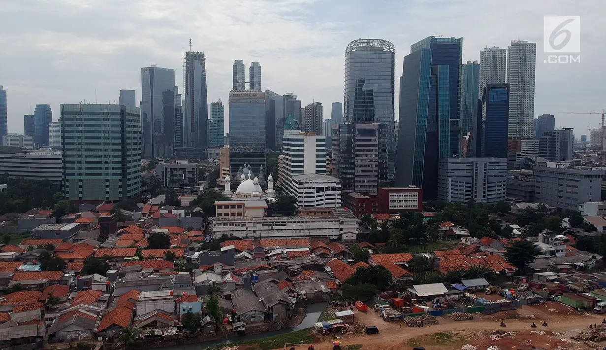 Bangunan gedung bertingkat berada di antara ratusan rumah penduduk di Kampung Kuningan Timur, Jakarta, Kamis (11/1). Keberadaan kampung yang berada di Casablanca tersebut semakin terdesak dengan pembangunan gedung bertingkat. (Liputan6.com/Arya Manggala)