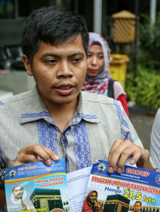 Kuasa hukum korban penipuan menunjukan selebaran brosur program umroh PT SSI, Jakarta, Minggu (20/3/2016). Peggy Melati akan dijadikan sebagai saksi kasus penipuan jamah Umroh. (Liputan6.com/Yoppy Renato)