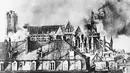 Katedral Reims Prancis terbakar setelah pemboman selama Perang Dunia I pada tahun 1914. Serangan tentara Jerman membuat kota rusak berat. Lebih dari 9 juta prajurit gugur dalam Perang Dunia I. (AP Photo, File)
