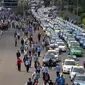 Sejumlah Sopir taksi saat melakukan demo di sepanjang jalan tol Gatot Subroto, Jakarta, Selasa (22/3). Selain melakukan demo supir taxi tersebut melakukan sweeping ke sopir taksi yang beroperasi di dalam tol, dan membakar ban.(Liputan6.com/Johan Tallo)