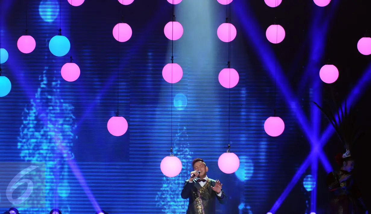 Finalis D'Academy Asia 2, Irsya saat tampil pada konser kemenangan di Studio 5 Indosiar, Jakarta, Kamis (29/12). Weni berhasil tampil menjadi juara dan Rani harus puas diposisi kedua serta Irsya ditempat ketiga. (Liputan6.com/Helmi Fithriansyah)