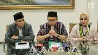 Sekjen PPP Asrul Sani menggelar konferensi pers terkait penetapan status tersangka Ketum PPP Romahurmuziy oleh KPK di Jakarta, Sabtu (16/3). PPP akan segera melakukan rapat pengurus harian untuk menentukan nasib Romahurmuziy. (Liputan6.com/Faizal Fanani)