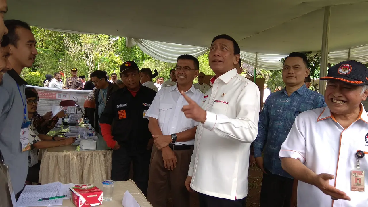 Menkopolhukam Wiranto mencoblos di Pilkada 2018 (Liputan6/Achmad Sudarno)